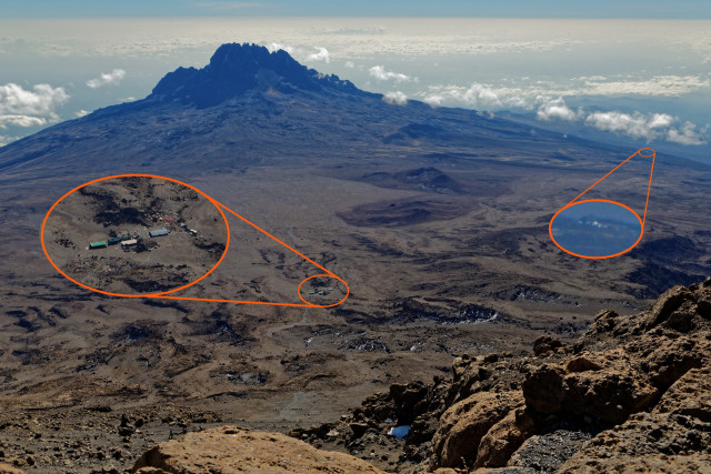 Die Kibo (links) und die Horombo Hütte (unser heutiges Ziel!) vom Gilmans Point her gesehen