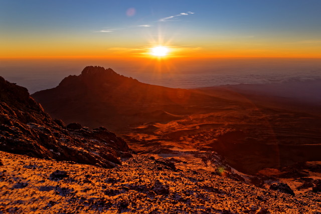 Schlicht atemberaubend, Sonnenaufgang hinter dem 5148 Meter hohen Mawenzi