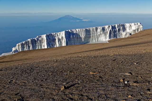 Kili-Gletscher mit dem "kleinen" Mount Meru (4565 Meter) im Hintergrund