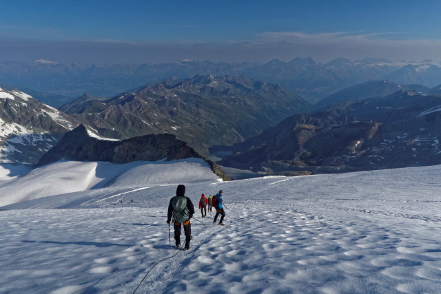 Beim Abstieg geniessen wir die Aussicht auf die Berner Alpen