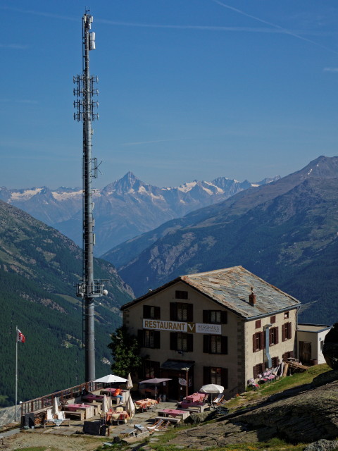 Gut vernetztes Berghaus Plattjen, hinten das Bietschhorn