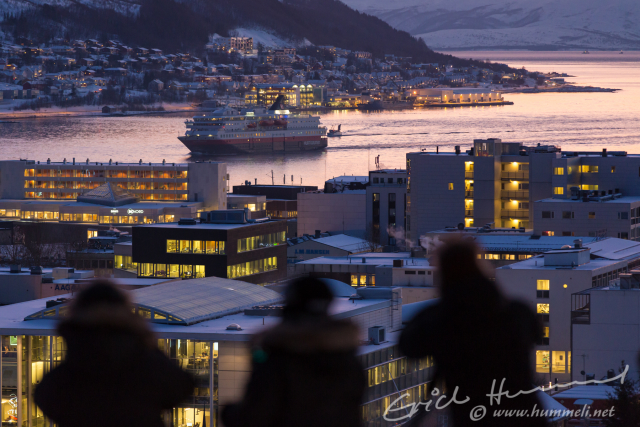 ...nähert sich von Südwesten das Hurtigruten-Schiff "Nordkapp"...