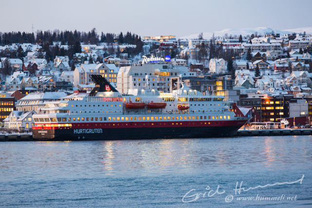 ...und legt pünktlich um 14.30 im Hafen von Tromsø an