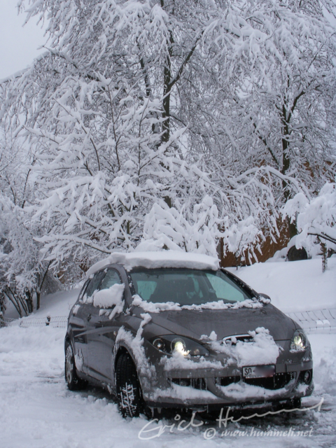 Mein Auto ist von den Schneemassen befreit