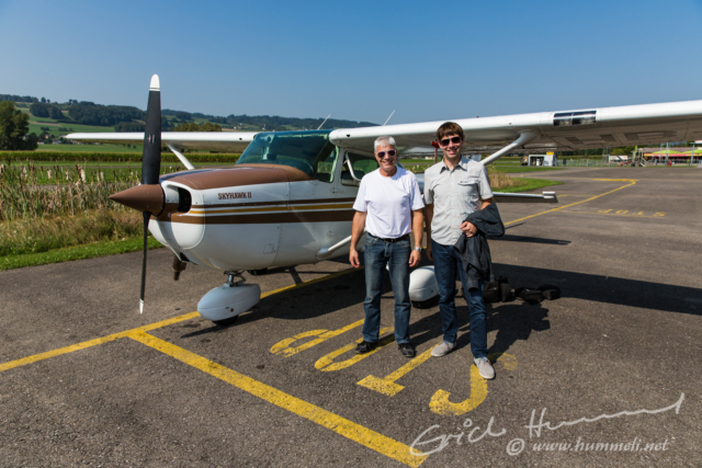 Pilot und Copilot stehen parat zum Abschlussfoto zusammen mit unserer Cessna