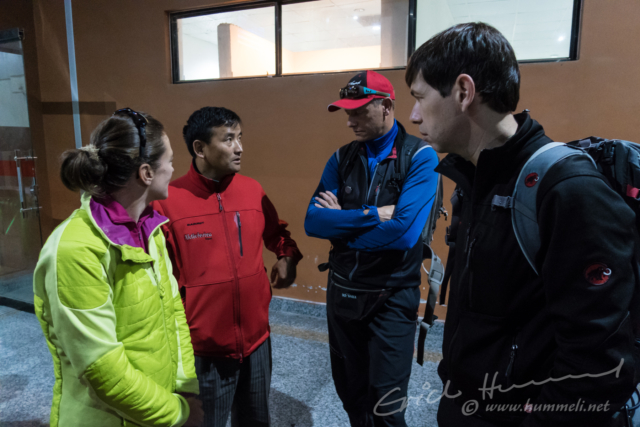 Unser Bergführer Hampi im Gespräch mit Aktivferien-Nepal Chef Mingmar
