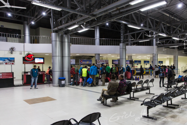 In der Check-in Halle des (Inland-)Airports von Kathmandu