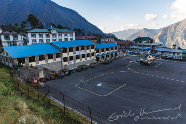 Das Flughafengebäude von Lukla, gleich dahinter die Sherpa Lodge wo wir Pause machen